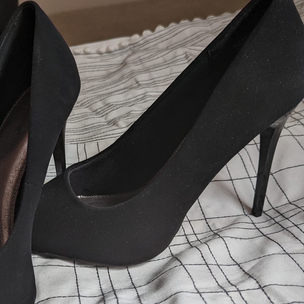 Black microfiber pump